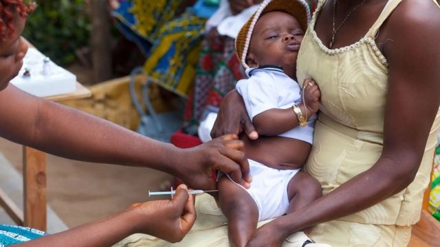 اللقاحات تكفل حماية أعداد كبيرة من الناس من المرض في نفس الوقت