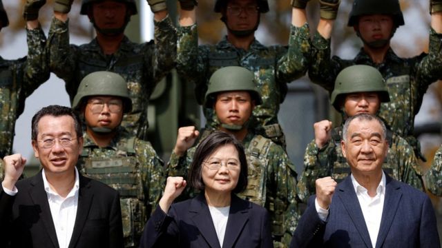 台湾总统蔡英文（前中）在嘉义视察部队（25/3/2023）