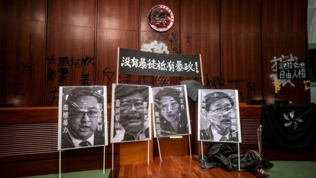 Hàng ngàn người biểu tình tràn vào tòa nhà Quốc hội Hong Kong, để lại các thông điệp bằng sơn đen trên tường và các banner trong tòa nhà hôm 2/7/2019