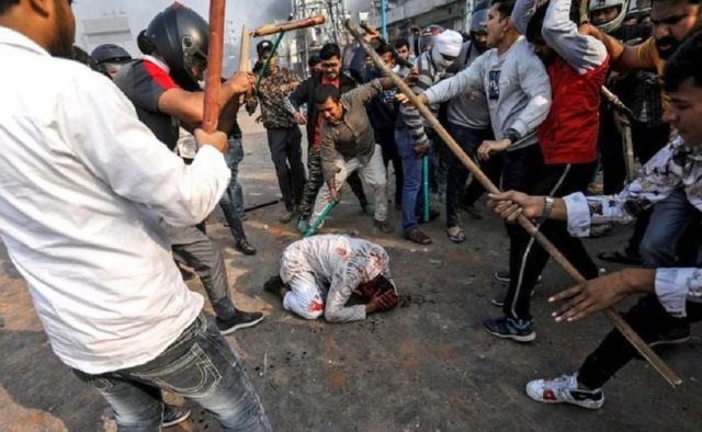 दिल्ली दंगों के दौरान एक मुसलमान युवक पर हमले की तस्वीर