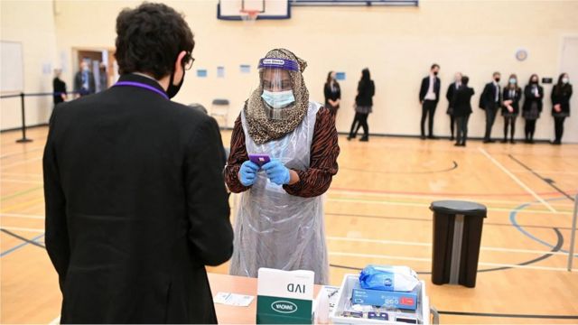 استخدمت العديد من المدارس في المملكة المتحدة اختبار التدفق الجانبي للتحقق مما إذا كان التلاميذ مصابين بفيروس كورونا أم لا