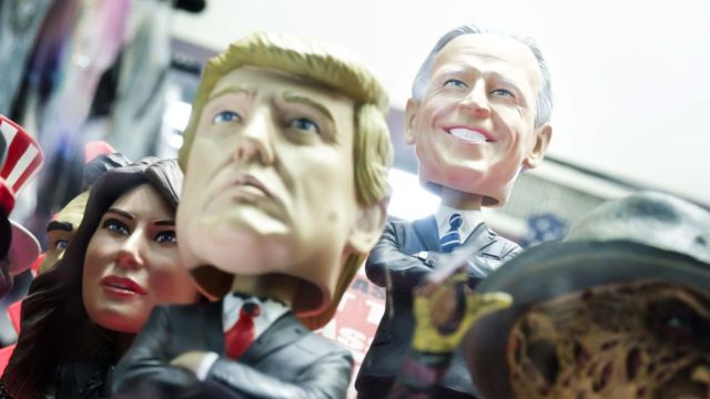 Figuritas de Trump y Biden en Nueva York