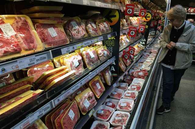 Venda de carne em um supermercado argentino em 2018