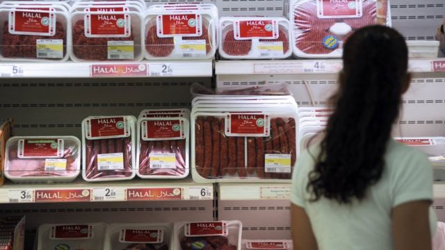Mulher comprando carne halal