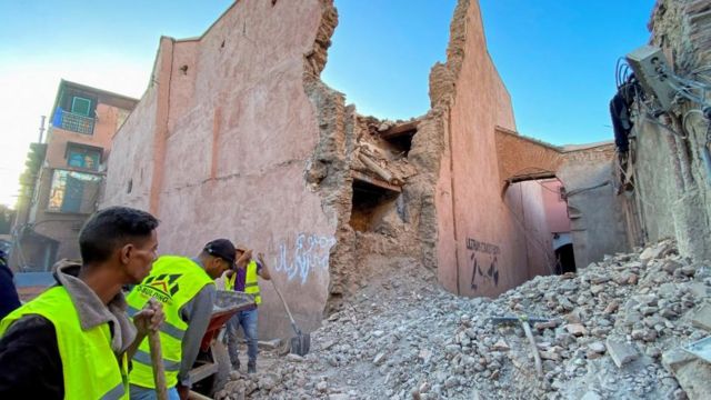 Sejumlah petugas membersihkan puing-puing sebuah gedung yang rusak akibat gempa di Marrakesh, pada Sabtu (09/09) pagi.
