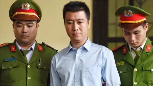 Ông Phan Sào Nam quay lại nhà tù thêm 20 tháng sau giám đốc thẩm - BBC News Tiếng Việt