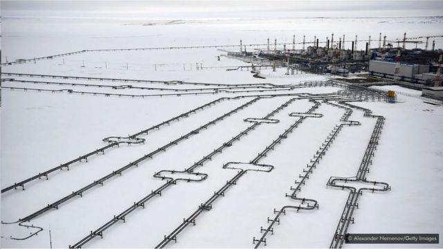 西伯利亚西部冰雪原野上的石油和天然气开采设施。波瓦伦科沃天然气田离一个环形坑洞只有26英里。 ((photo:BBC)