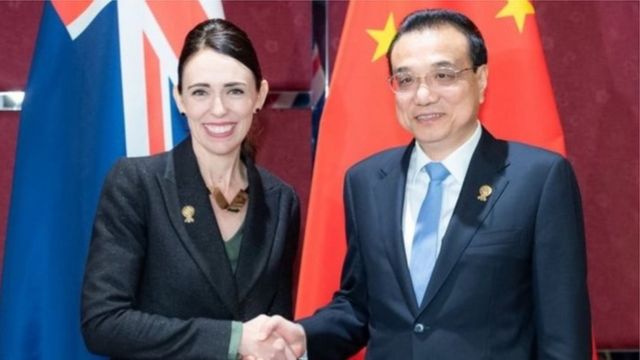 新西兰总理杰辛达·阿德恩（左）接受当地媒体采访时强调新西兰此刻对华政策的说明，并不表示新西兰将对中国屈膝（新西兰总理阿德恩与中国总理李克强资料照片）。