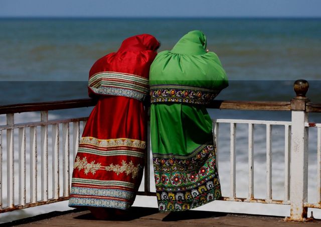 Mujeres con el vestido tradicional en Colombo, Sri Lanka.