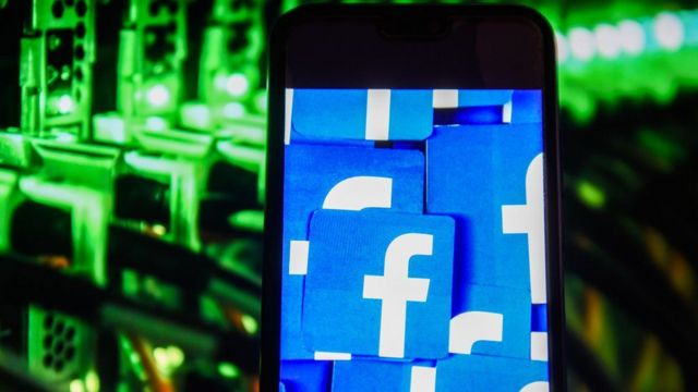 Logo de Facebook en un teléfono.
