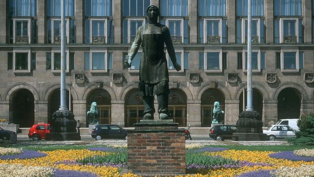 Trümmerfrau estatua