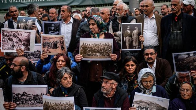 أشخاص يحملون لافتات تصور ضحايا أحداث ديرسم خلال مظاهرة في 4 مايو/أيار 2016 في اسطنبول