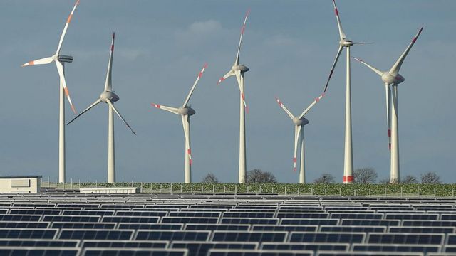 Paneles solares y generadores de energía eólica en un paisaje alemán.