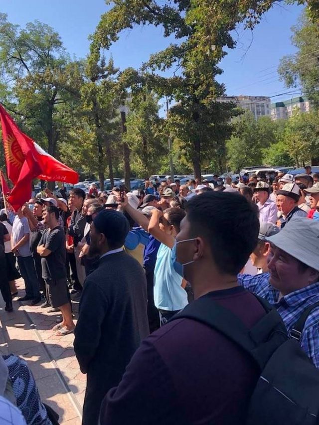 "Бүтүн Кыргызстандын" ондогон тарапташтары партиянын Бишкектеги кеңсесинин алдына чогулуп, БШК чечимине нааразылык билдирүүдө