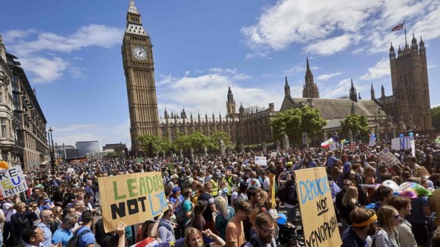 Miles de manifestantes frente al Parlamento en Londres