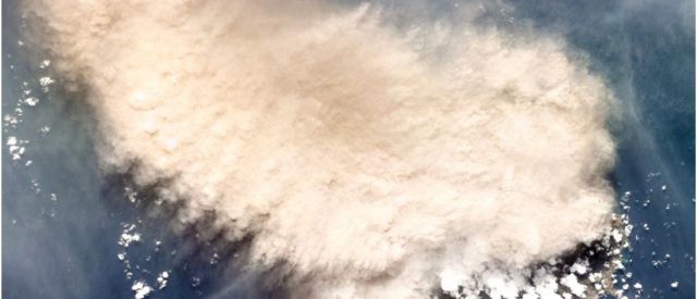 Una imagen satelital de los momentos posteriores a la erupci??n del volc??n La Soufri??re el viernes