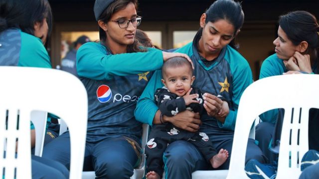 பிஸ்மா உலகக் கோப்பை போட்டிகளில் விளையாடும் போது குழந்தை பாத்திமா தனது பாட்டியுடன் நேரத்தை செலவிடுகிறார்