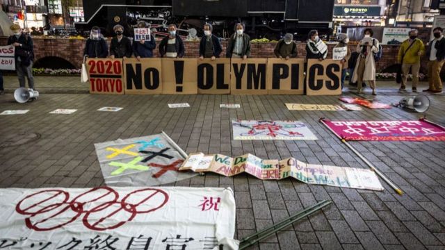 大约有55%的日本人仍然反对举办奥运会，他们担心此届赛事将变一次新冠病毒的超级传播事件。图为今年3月一场反对东京奥运会举办的示威。(photo:BBC)