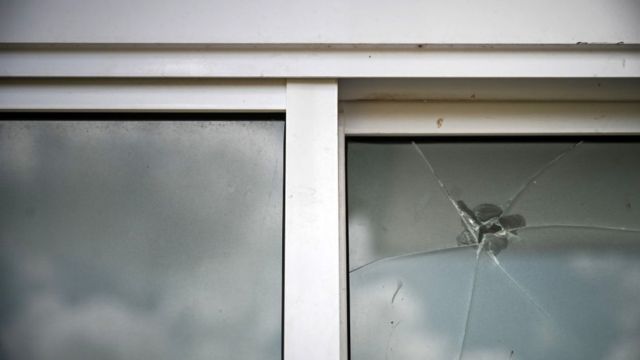 Una ventana muestra el agujero de una bala