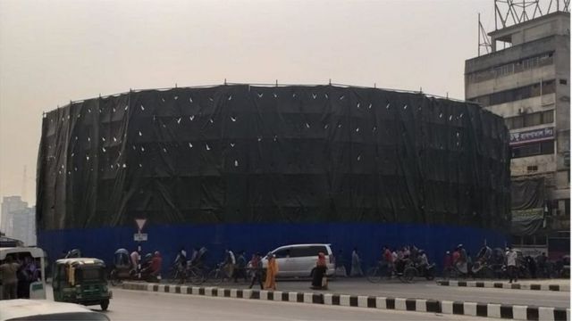 রাজধানী ঢাকার ধোলাইপাড় এলাকায় ভাস্কর্যটি স্থাপনের কাজ শেষের পথে