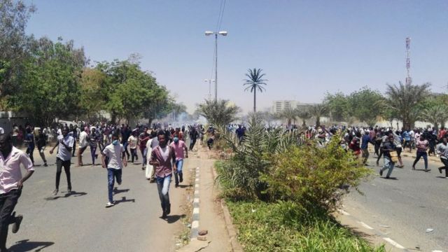 Selon des témoins oculaires, des soldats ont tenté de chasser des camionnettes qui tiraient des gaz lacrymogènes lors de la deuxième nuit d'un sit-in.