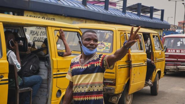 Bus conductor wey dey call for passengers