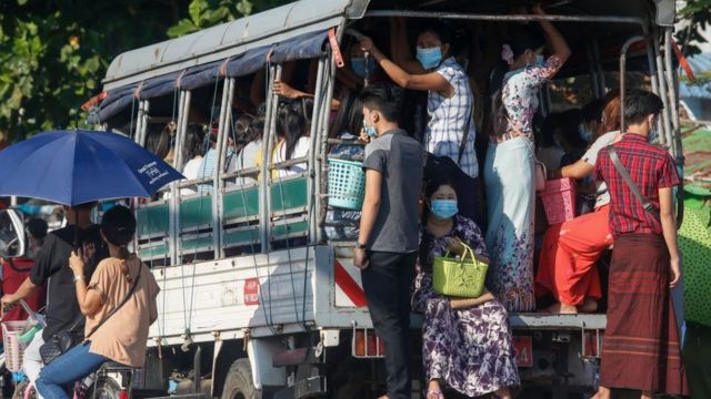 ကိုဗစ်ကို ထိန်းချုပ်နိုင်ဖို့ရာ လူချင်း ခြောက်ပေအကွာ ခပ်ခွာခွာနေကြဖို့လည်းပါဝင်ပါတယ်။