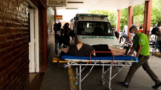 Sanitarios llevan a una persona en camilla a urgencias en un hospital