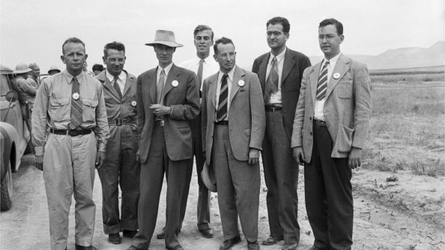 Oppenheimer (ketiga dari kiri) bersama sesama ilmuwan nuklir di dekat New Mexico