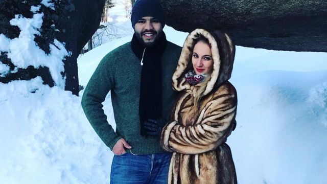 José Eduardo Melo y su esposa Anna K. Mykolaivna com roupas de frio, em uma paisagem coberta de neve