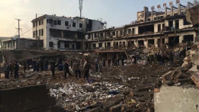 爆発現場では建物が激しく損壊した