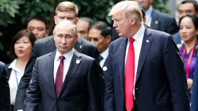 Alkiyekuwa rais wa Marekani Donald Trump na mwenzake wa Urusi Vladmir Putin