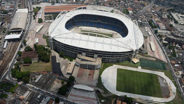 Вид с высоты птичьего полета на стадион "Энженьян", известный также под именем Стадион Нилтона Сантоса