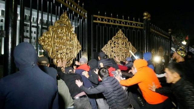 Демонстранти увірвалися до "Білого дому" - резиденції президента та парламенту Киргизстану