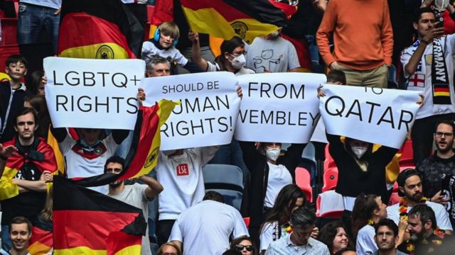 Torcedores da Alemanha seguram cartazes de direitos LGBTQ+ durante um jogo da Euro 2021