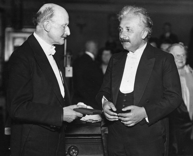 Max Planck entregándole a Albert Einstein (der) la medalla Max Planck en 1929.