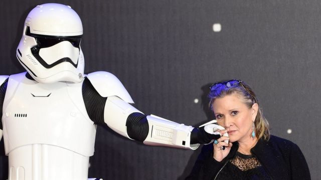 Актриса Кэрри Фишер позирует с имперским штурмовиком