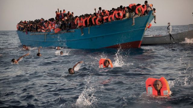 Migrantes son rescatados cerca de la costa de Libia