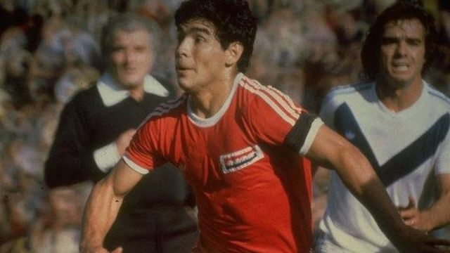 Diego Armando Maradona com a camiseta de Argentinos Juniors.