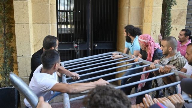 لبنانيون يحتجون على الوضع الاقتصادي في بلادهم