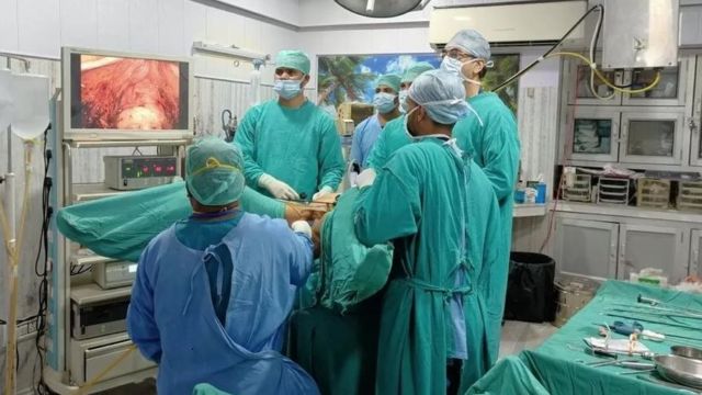 அறுவை சிகிச்சை செய்யும் டாக்டர் அமித் டாண்டன்