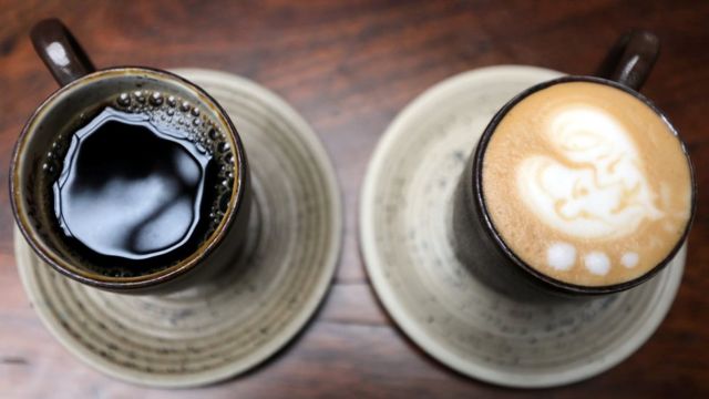 Чашка черного кофе и чашка капуччино