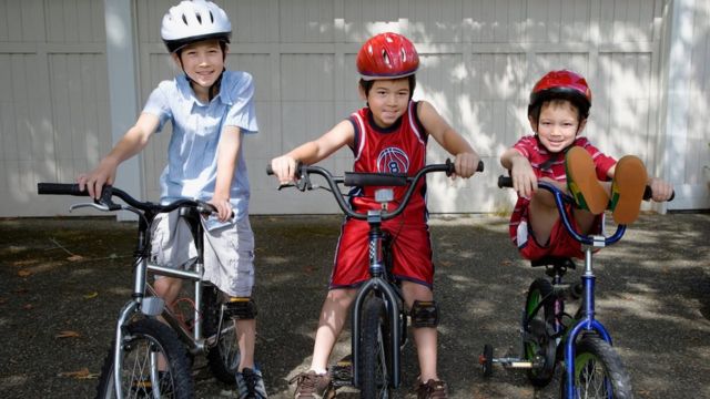 Niños con sus bicicletas