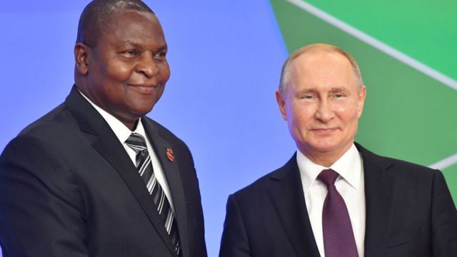 فوستين أرشينج تواديرا (إلى اليسار)، رئيس جمهورية إفريقيا الوسطى، والرئيس الروسي فلاديمير بوتين