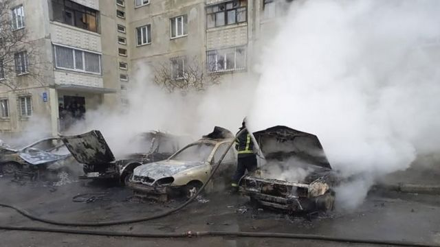Autos incendiados en Járkiv