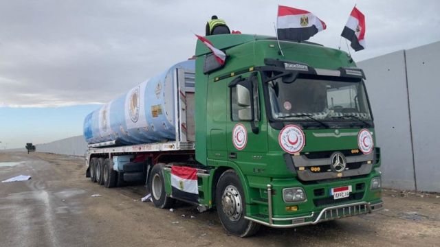 ガザ地区南部と接するラファ検問所のエジプト側で待機する、燃料を積んだトラック
