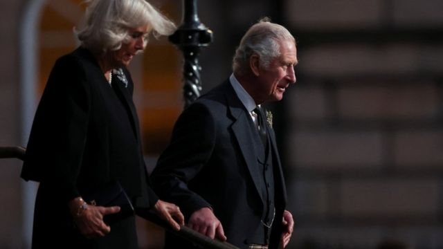 Rei Charles 3º e a rainha consorte Camilla caminhando
