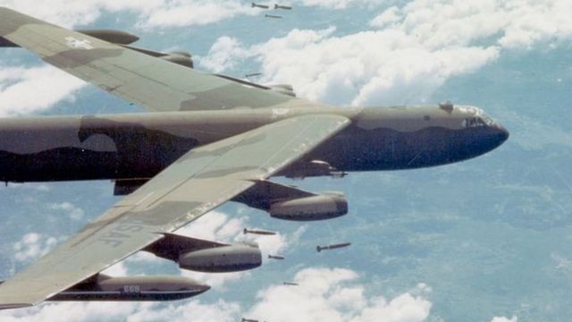 1972年12月に東南アジアを飛行する米軍B-52爆撃機