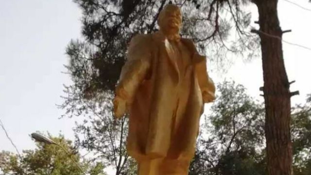 Altın rengine boyanan Lenin'in eli restore edildi