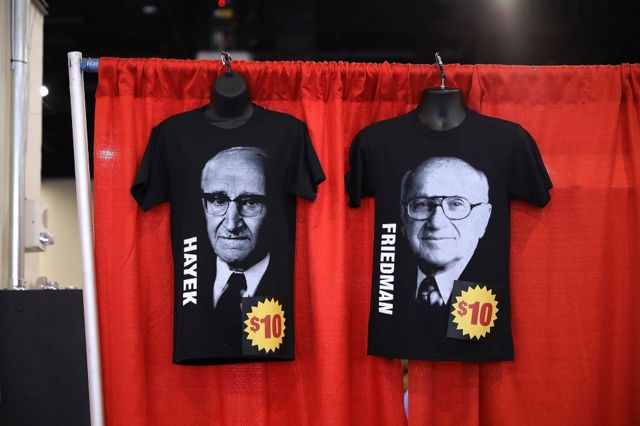 Una camisa con los rostros de Milton Friedman y Friedrich Hayek